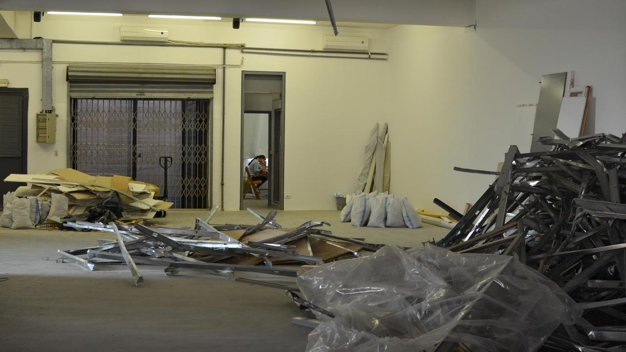 Bei der Explosion im Hafen im Sommer 2020 wurde auch die Galerie in Beirut stark beschädigt. Zu sehen sind Metallteile die in der Galerie zu großen Haufen zusammengetragen wurden. Bei der Explosion im Hafen im Sommer 2020 wurde auch die Galerie in Beirut stark beschädigt. Zu sehen sind Metallteile die in der Galerie zu großen Haufen zusammengetragen wurden.