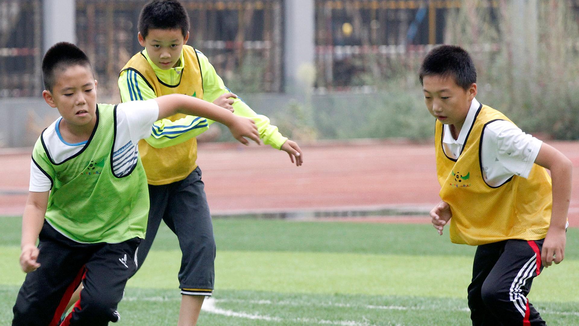 Chinesische Schüler trainieren Fußball in Shijiazhuang, in der nordchinesischen Provinz Hebei (12. September 2014)