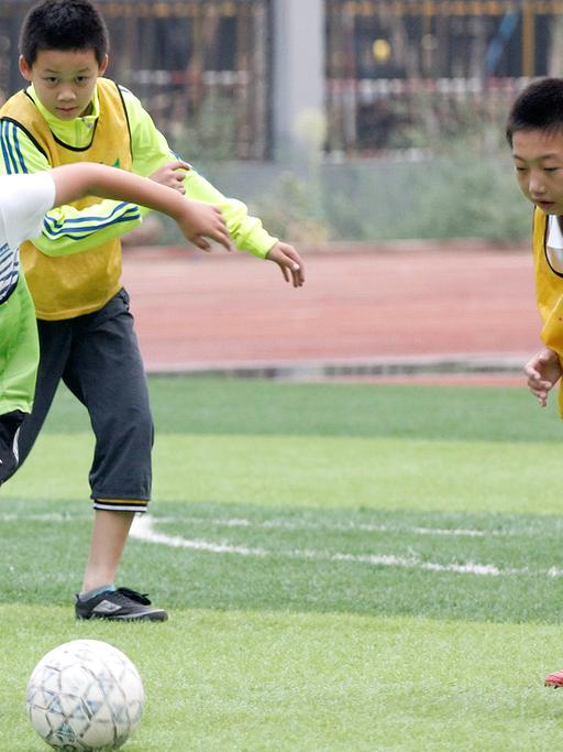 Chinesische Schüler trainieren Fußball in Shijiazhuang, in der nordchinesischen Provinz Hebei (12. September 2014)