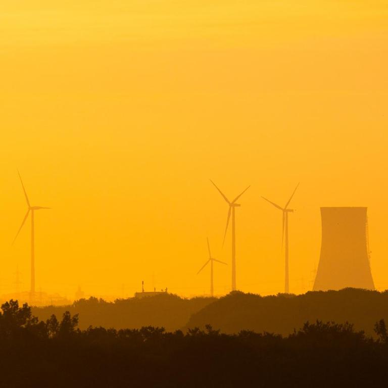Die aufgehende Sonne taucht das Kohlekraftwerk Mehrum im Landkreis Peine am frühen Morgen in warmes Licht.