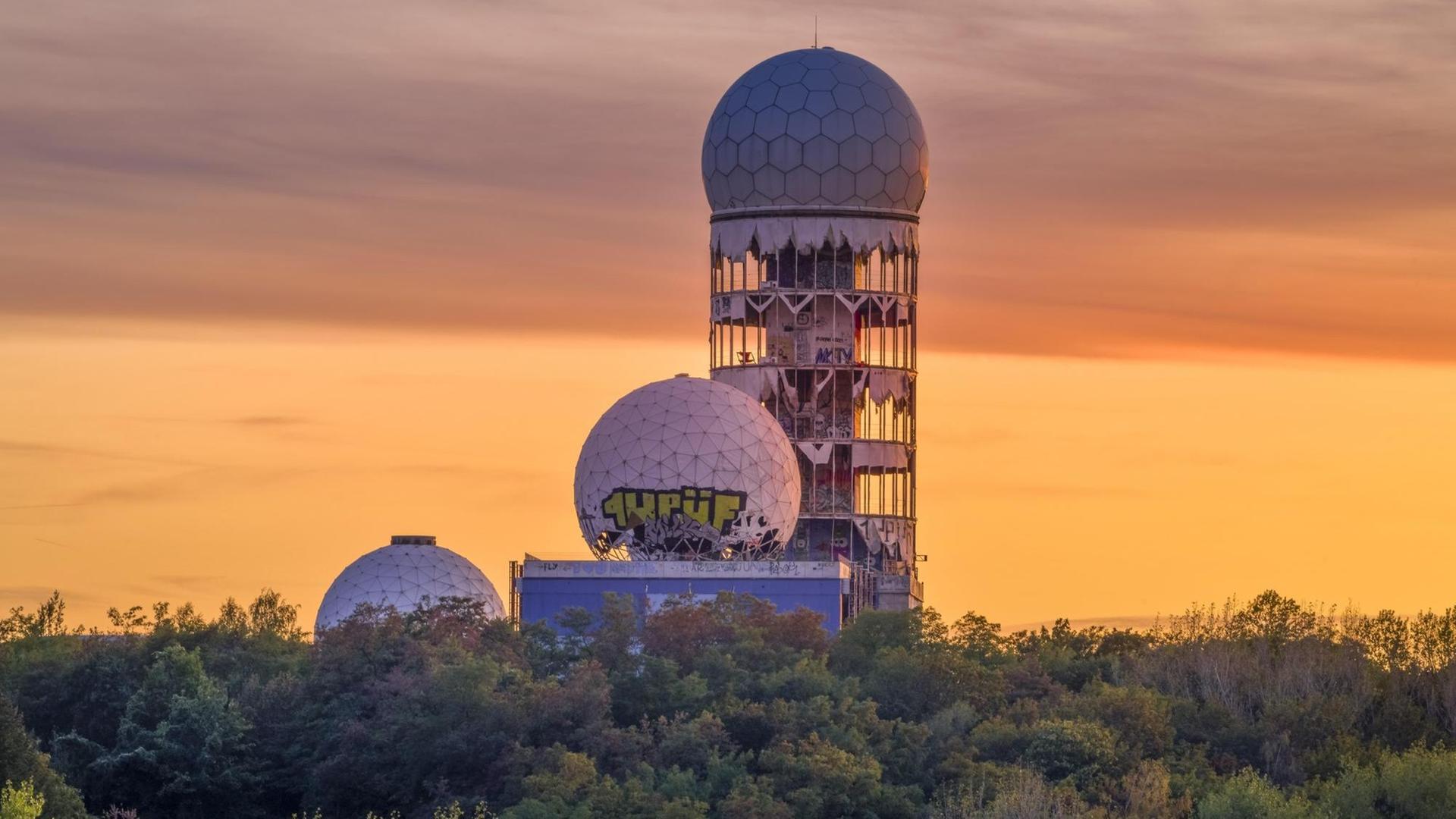 Die ehemalige Radarstation auf den Berliner Teufelsberg in der Abendsonne Die ehemalige Radarstation auf den Berliner Teufelsberg in der Abendsonne