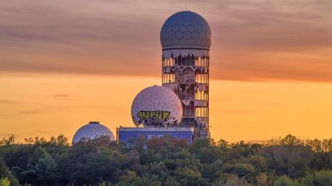 Die ehemalige Radarstation auf den Berliner Teufelsberg in der Abendsonne
