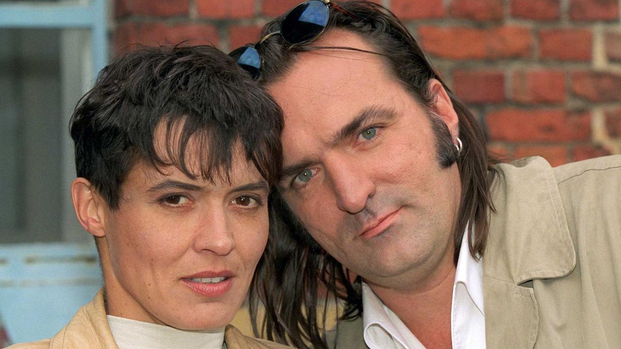 Die deutsche Film- und Theaterschauspielerin Ulrike Folkerts und ihr Kollege Andreas Hoppe am 13.8.1999 in Hamburg am Rande der Pressevorführung ihres Tatorts "Kriegsspuren". Die deutsche Film- und Theaterschauspielerin Ulrike Folkerts und ihr Kollege Andreas Hoppe am 13.8.1999 in Hamburg am Rande der Pressevorführung ihres Tatorts "Kriegsspuren".