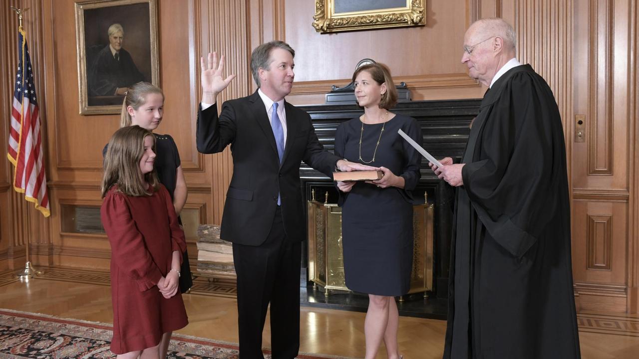 Der pensionierte Richter Anthony M. Kennedy (r) führt den Richtereid auf Richter Brett Kavanaugh (M) im Saal der Richter im Supreme Court, seine Frau Ashley Kavanaugh hält die Bibel. Daneben stehen ihre Töchter Margaret (l hinten) und Liza. Der pensionierte Richter Anthony M. Kennedy (r) führt den Richtereid auf Richter Brett Kavanaugh (M) im Saal der Richter im Supreme Court, seine Frau Ashley Kavanaugh hält die Bibel. Daneben stehen ihre Töchter Margaret (l hinten) und Liza.
