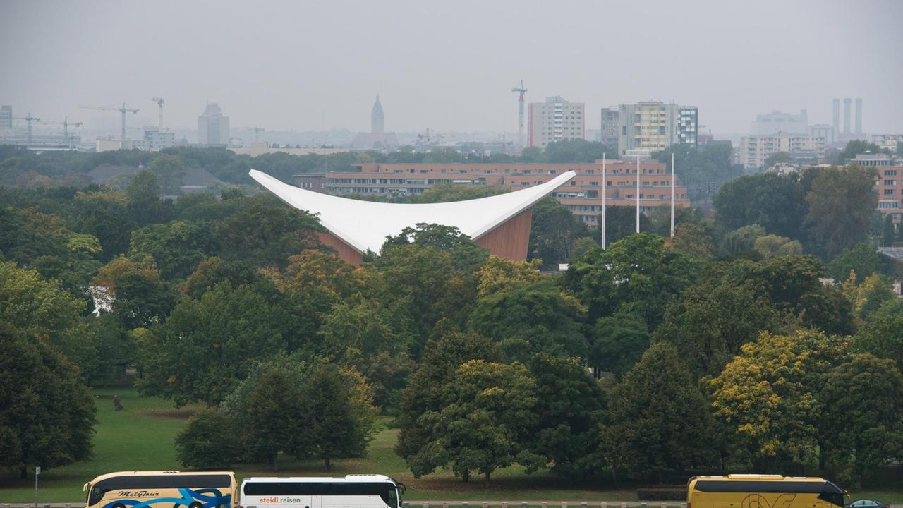 Der Blick auf Berlins Haus der Kulturen der Welt im frühherbstlich gefärbten Tiergarten Der Blick auf Berlins Haus der Kulturen der Welt im frühherbstlich gefärbten Tiergarten