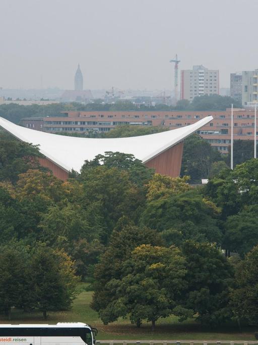 Der Blick auf Berlins Haus der Kulturen der Welt im frühherbstlich gefärbten Tiergarten