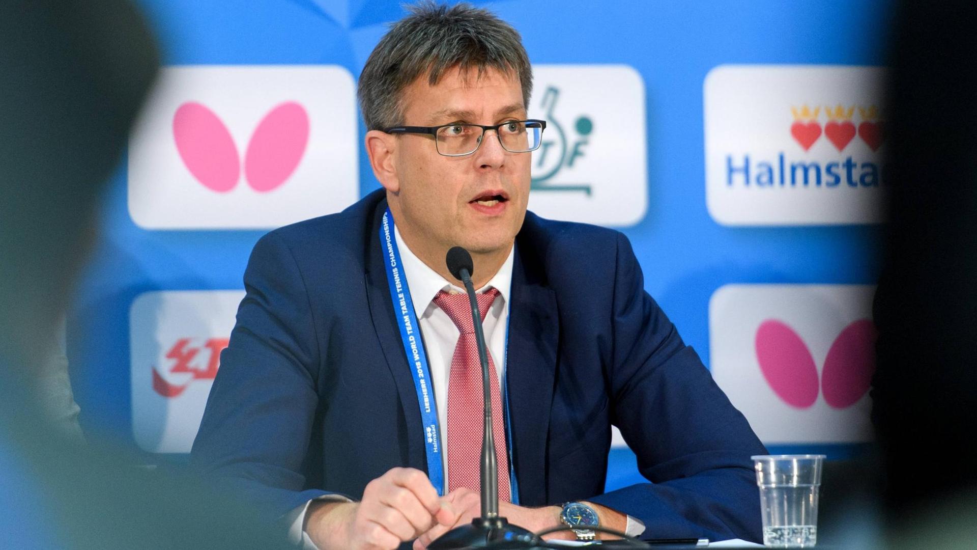 180503 ITTF president Thomas Weikert under en presskonferens den 3 maj 2018 i Halmstad. *** 180503 ITTF President Thomas Weikert during a press conference on May 3, 2018 in Halmstad PUBLICATIONxNOTxINxDENxNORxSWExFINxAUT Copyright: CARLxSANDIN BB180503CS005 180503 ITTF president Thomas Weikert under en presskonferens den 3 maj 2018 i Halmstad. *** 180503 ITTF President Thomas Weikert during a press conference on May 3, 2018 in Halmstad PUBLICATIONxNOTxINxDENxNORxSWExFINxAUT Copyright: CARLxSANDIN BB180503CS005