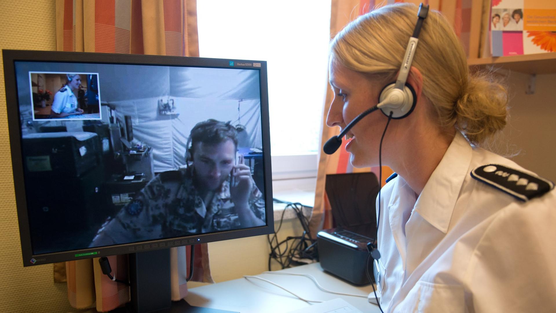 Eine Bundeswehr-Stabsärztin unterhält sich am 13.08.2013 im Bundeswehrkrankenhaus in Westerstede mit einem Soldaten vom Einsatzkontingent der Bundeswehr in Mali über Satellit.