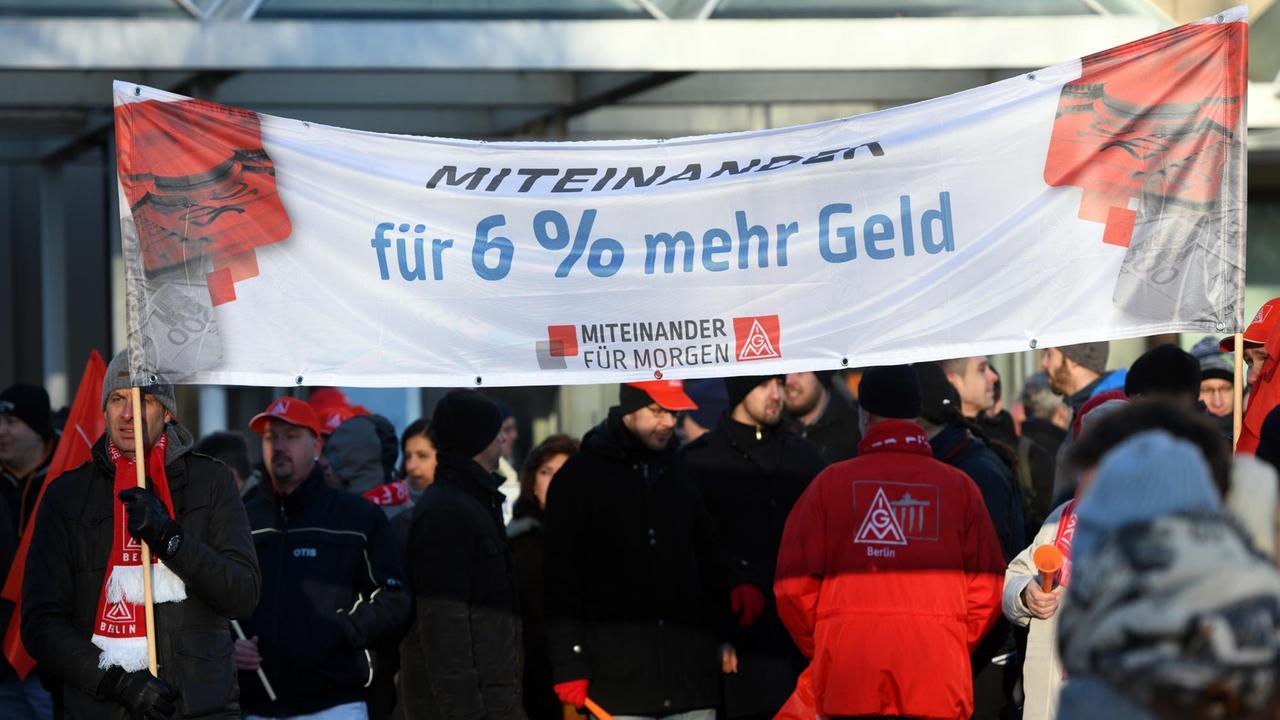 Warnstreik der IG Metall: Auf einem Transparent steht die Forderung nach 6 % mehr Geld. Warnstreik der IG Metall: Auf einem Transparent steht die Forderung nach 6 % mehr Geld.