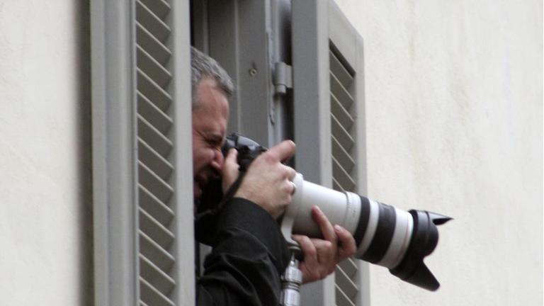Zahlreiche Pressemitarbeiter wie auch Kameraleute und Fotografen haben sich in den Fenstern der Bewohner in Bracciano gegen ein teures Entgelt eingemietet und versuchen somit eine gute Beobachtungsstelle bei der Ankunft der Hochzeitsgäste am Samstag (18.11.2006) zu erlangen. Die zahlreichen zur «Traumhochzeit» von Hollywoodstar Tom Cruise und Katie Holmes ins italienische Bracciano vor den Toren Roms angereisten Fans sahen sich jedoch enttäuscht, da sich die Brautleute nicht einmal einen Augenblick der Öffentlichkeit präsentierten. Wie das italienische Fernsehen berichtete, gab sich das Paar am Abend nach den Vorschriften der Scientology-Organisation das Ja-Wort. Zahlreiche Pressemitarbeiter wie auch Kameraleute und Fotografen haben sich in den Fenstern der Bewohner in Bracciano gegen ein teures Entgelt eingemietet und versuchen somit eine gute Beobachtungsstelle bei der Ankunft der Hochzeitsgäste am Samstag (18.11.2006) zu erlangen. Die zahlreichen zur «Traumhochzeit» von Hollywoodstar Tom Cruise und Katie Holmes ins italienische Bracciano vor den Toren Roms angereisten Fans sahen sich jedoch enttäuscht, da sich die Brautleute nicht einmal einen Augenblick der Öffentlichkeit präsentierten. Wie das italienische Fernsehen berichtete, gab sich das Paar am Abend nach den Vorschriften der Scientology-Organisation das Ja-Wort.