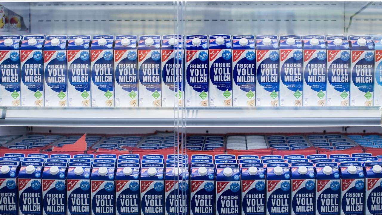 Milch im Kühlregal eines Supermarkts