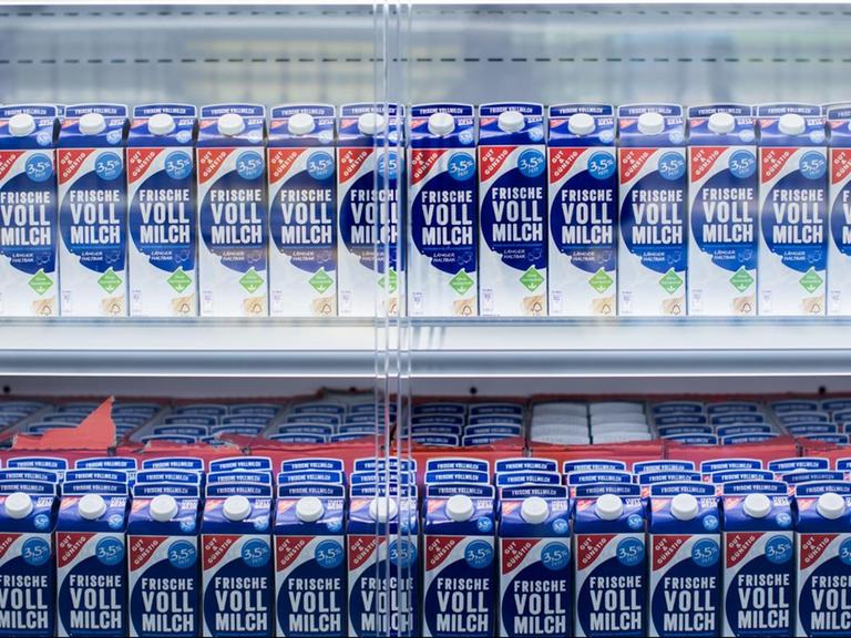 Milch im Kühlregal eines Supermarkts