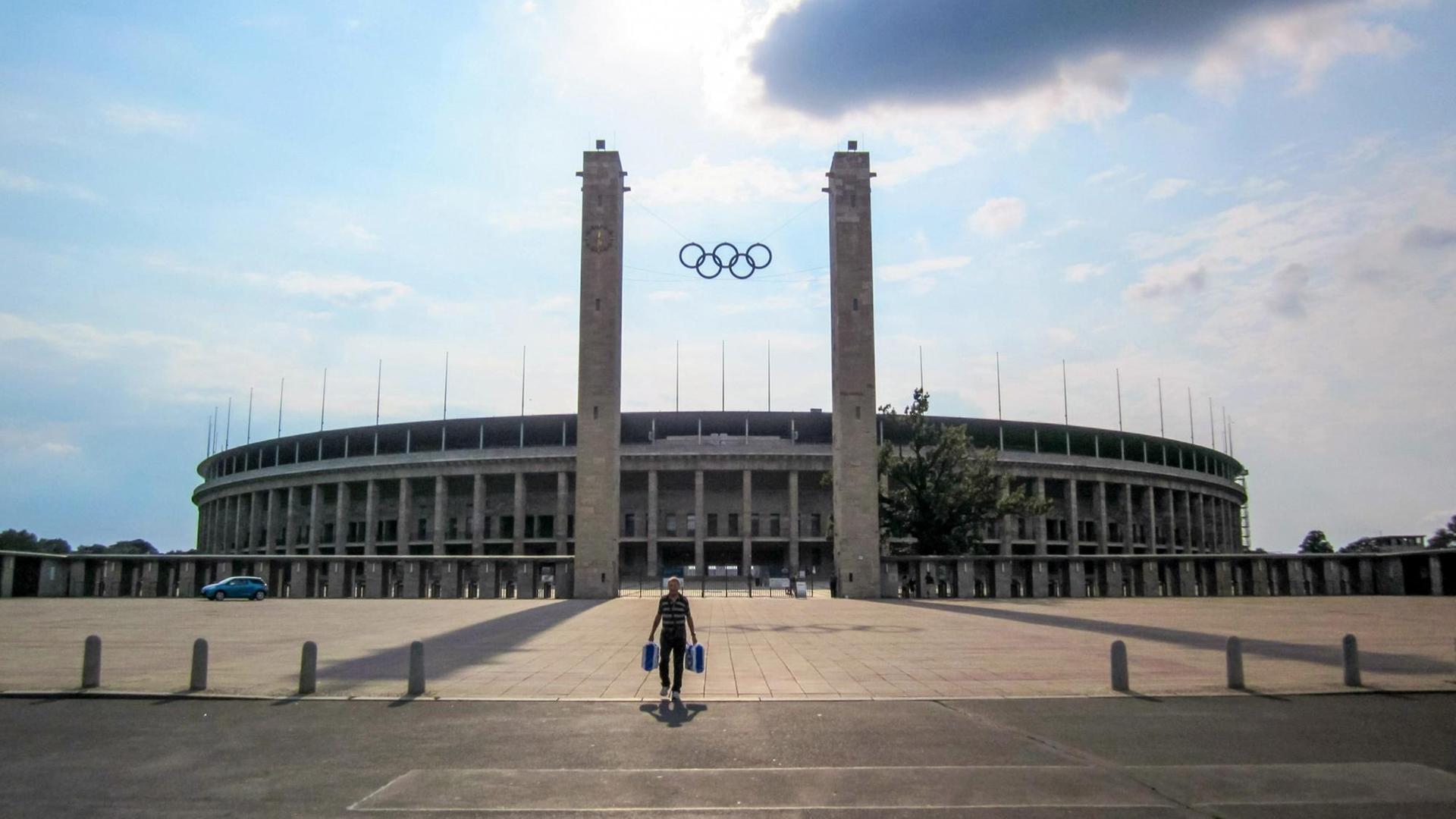 Haupteingang des Olympiastadions Berlin, darüber blauer Himmel und Wolken. Haupteingang des Olympiastadions Berlin, darüber blauer Himmel und Wolken.