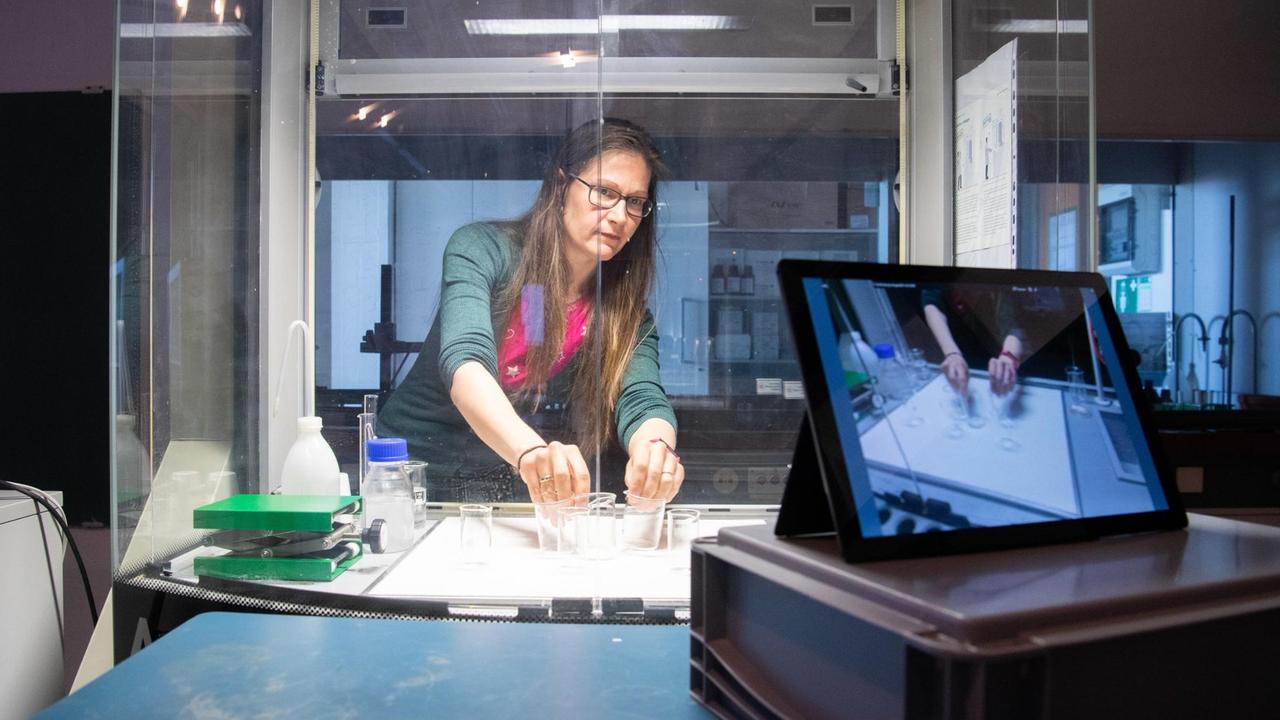Eine wissenschaftliche Mitarbeiterin am Institut für Chemie einer deutschen Universität hält im April 2020 vor einem Tablet-Computer mit Kamera eine digitale Vorlesung "Physikalische Chemie I". Eine wissenschaftliche Mitarbeiterin am Institut für Chemie einer deutschen Universität hält im April 2020 vor einem Tablet-Computer mit Kamera eine digitale Vorlesung "Physikalische Chemie I".
