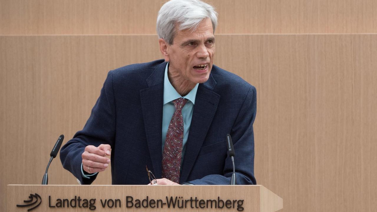 Der baden-württembergische Landtagsabgeordnete Wolfgang Gedeon (AfD) am Rednerpult.
