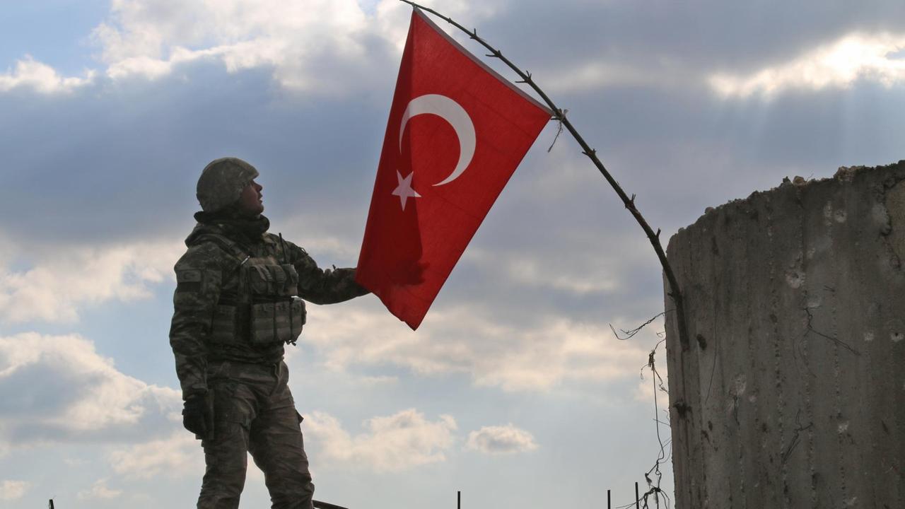 A Turkish soldier checks the national flag on a mountain on the Syrian-Turkish border, north of Azaz on January 28, 2018.
Turkey launched operation "Olive Branch" on January 20 against the Syrian Kurdish People's Protection Units (YPG) militia in Afrin, supporting Syrian opposition fighters with ground troops and air strikes. / AFP PHOTO / Maan al-SHANAN A Turkish soldier checks the national flag on a mountain on the Syrian-Turkish border, north of Azaz on January 28, 2018.
Turkey launched operation "Olive Branch" on January 20 against the Syrian Kurdish People's Protection Units (YPG) militia in Afrin, supporting Syrian opposition fighters with ground troops and air strikes. / AFP PHOTO / Maan al-SHANAN