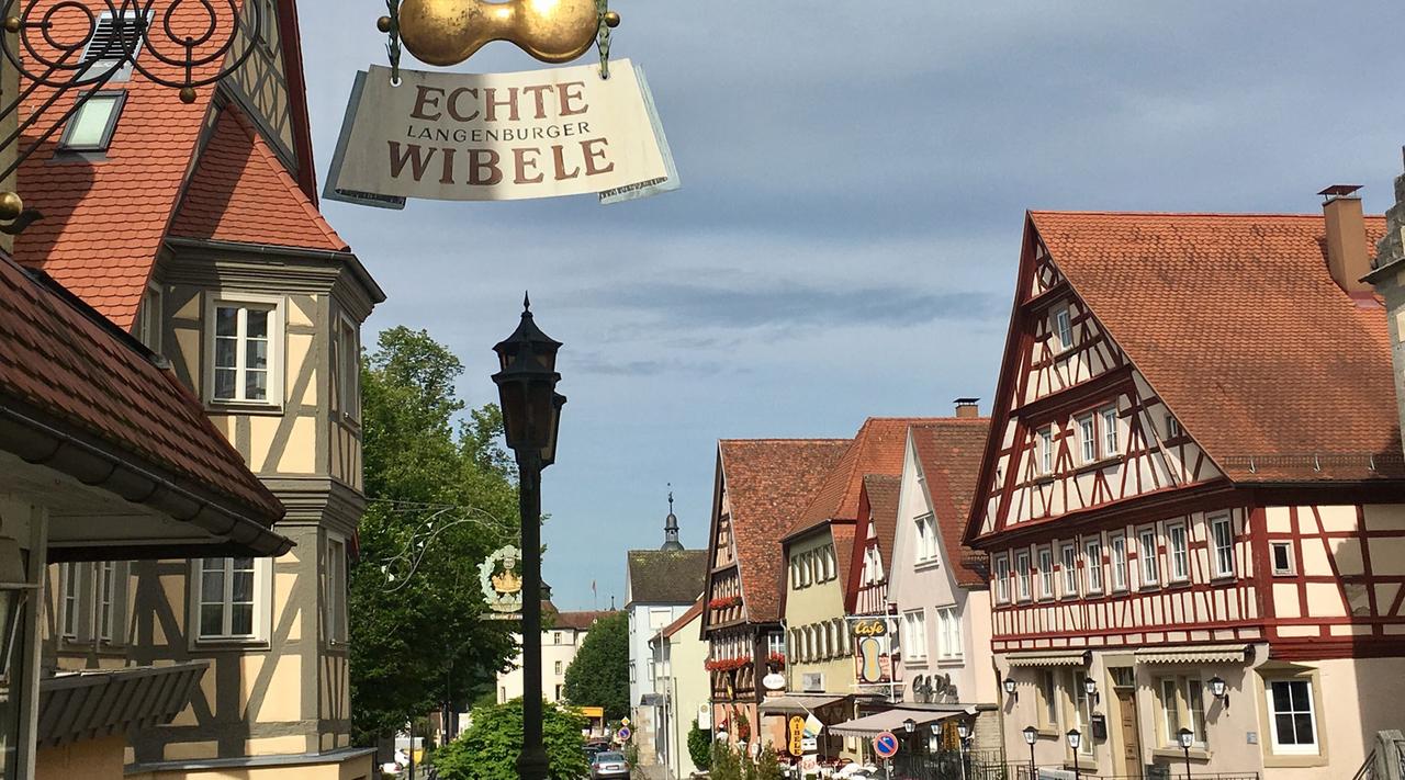 Die Hauptstraße von Langenburg - im Café Bauer mag Joschka Fischer vor allem die Erdbeertorte. Die Hauptstraße von Langenburg - im Café Bauer mag Joschka Fischer vor allem die Erdbeertorte.