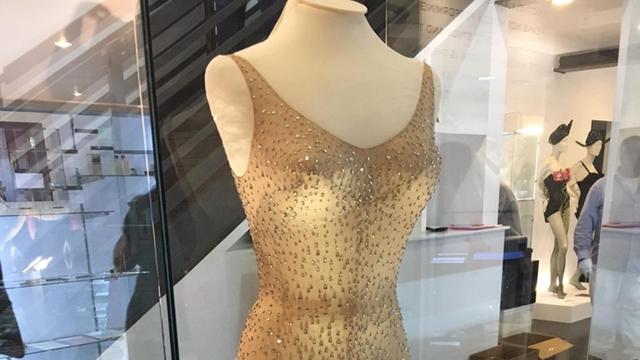 Das Kleid von Marilyn Monroe in einer Vitrine des Auktionshaus Julien.