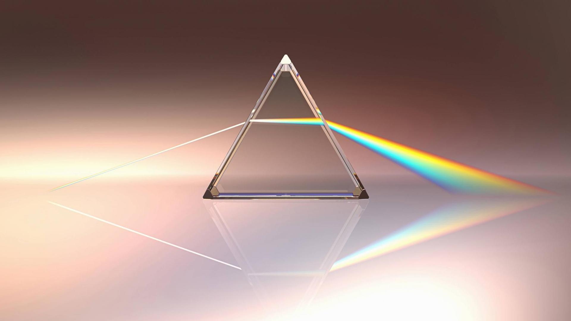 Lichtstrahlen brechen an einem Prisma zu Farbstrahlen - Diese Entdeckung machte der Physiker Sir Isaac Newton und konnte so die Entstehung eines Regenbogens erklären. Lichtstrahlen brechen an einem Prisma zu Farbstrahlen - Diese Entdeckung machte der Physiker Sir Isaac Newton und konnte so die Entstehung eines Regenbogens erklären.