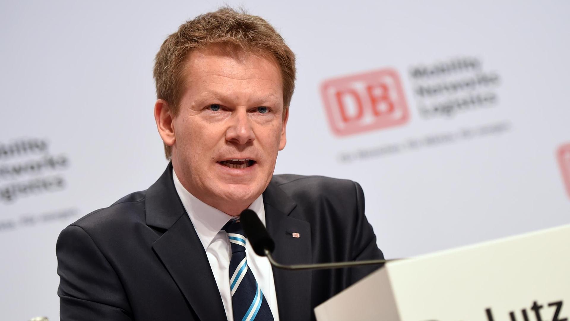Richard Lutz, Vorstand Finanzen und Controlling der Deutschen Bahn, spricht am 19.03.2015 in Berlin bei der Bekanntgabe der Jahreszahlen 2014. Richard Lutz, Vorstand Finanzen und Controlling der Deutschen Bahn, spricht am 19.03.2015 in Berlin bei der Bekanntgabe der Jahreszahlen 2014.