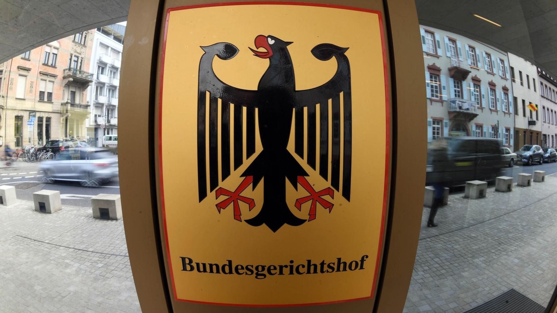 Ein Hinweisschild mit Bundesadler und dem Schriftzug "Bundesgerichtshof", aufgenommen beim Bundesgerichtshof (BGH) in Karlsruhe. Der BGH verkündete das Urteil über das bundesweit erste Mordurteil gegen Raser. Das Berliner Landgericht hat zwei Männer nach einem illegalen Autorennen zu lebenslanger Haft verurteilt. Dagegen haben die beiden Revision eingelegt. Der BGH hat das Mordurteil aufgehoben. Ein Hinweisschild mit Bundesadler und dem Schriftzug "Bundesgerichtshof", aufgenommen beim Bundesgerichtshof (BGH) in Karlsruhe. Der BGH verkündete das Urteil über das bundesweit erste Mordurteil gegen Raser. Das Berliner Landgericht hat zwei Männer nach einem illegalen Autorennen zu lebenslanger Haft verurteilt. Dagegen haben die beiden Revision eingelegt. Der BGH hat das Mordurteil aufgehoben.