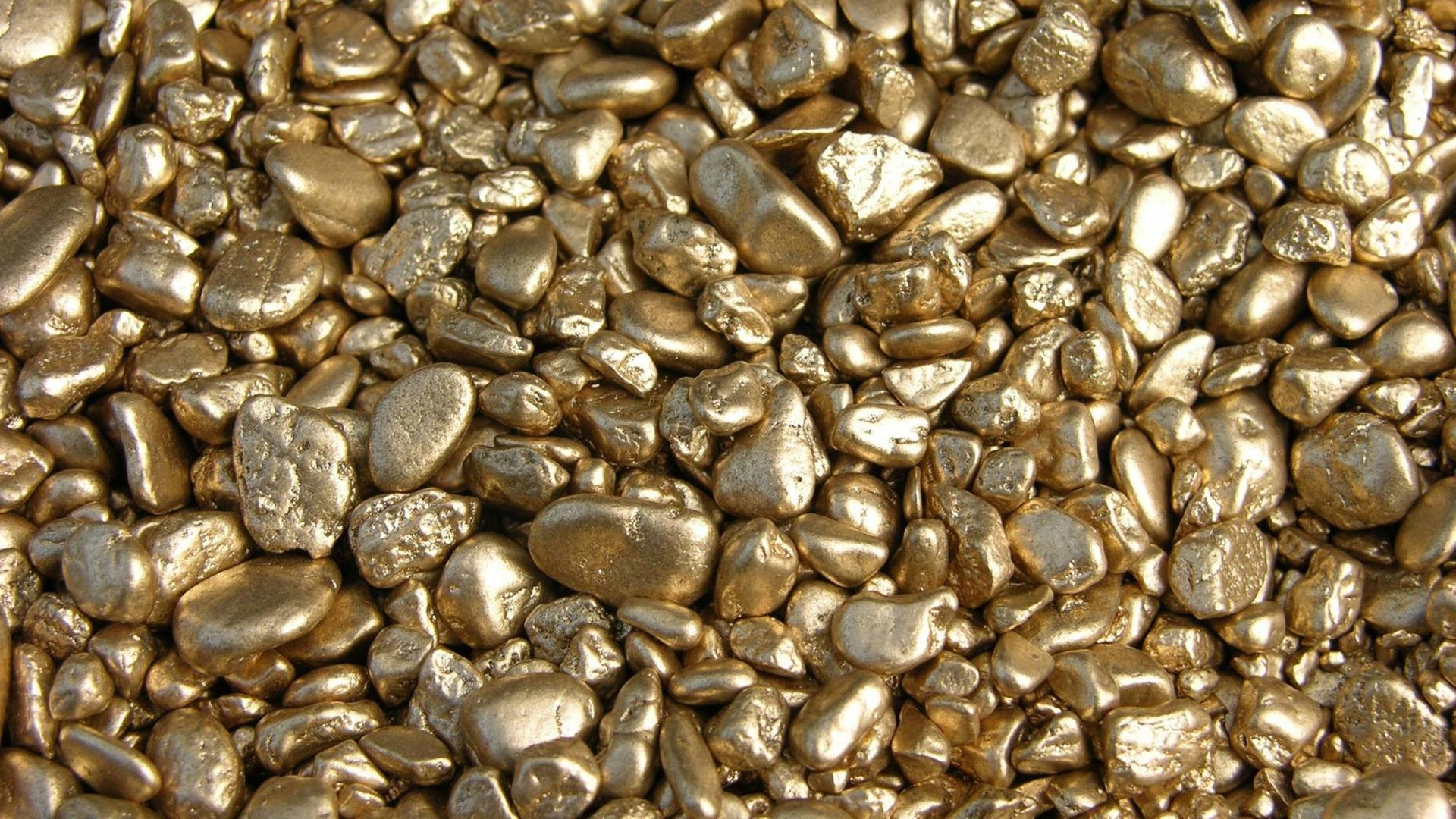 Ein Haufen glänzender Goldnuggets Ein Haufen glänzender Goldnuggets