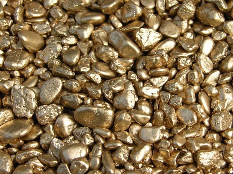 Ein Haufen glänzender Goldnuggets