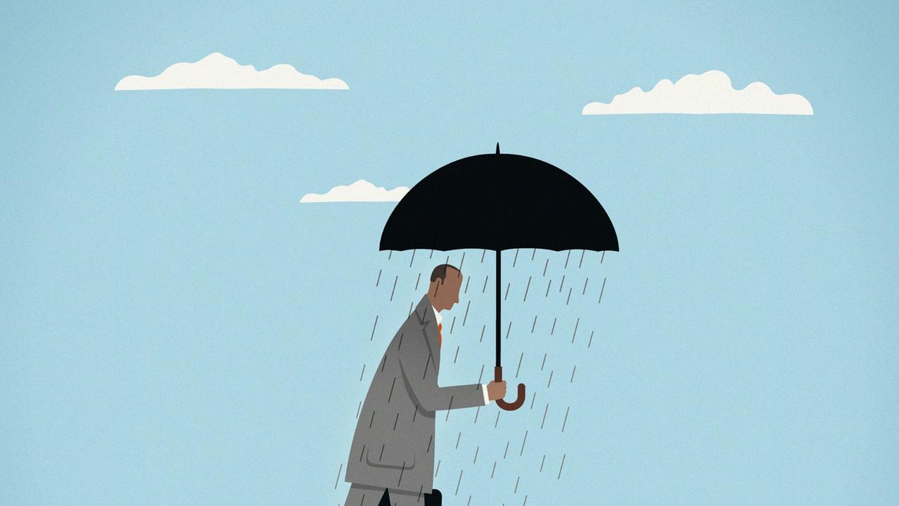 Regen fällt aus einem Regenschirm auf einen Spaziergänger und der Himmel ist blau Regen fällt aus einem Regenschirm auf einen Spaziergänger und der Himmel ist blau