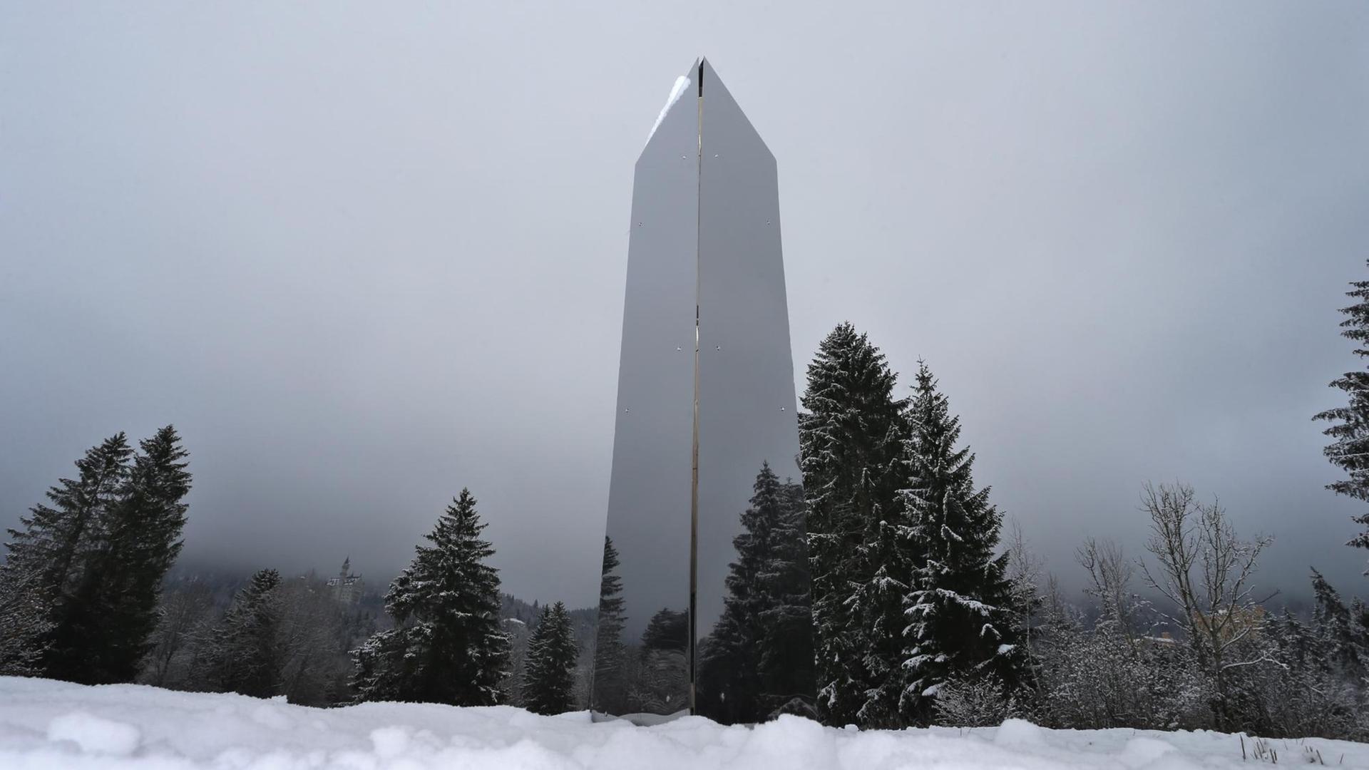 Ein Monolith aus Metall steht unterhalb des Schlosses Neuschwanstein auf einer Wiese im Schnee. Wer die rund zwei Meter große Metall-Stele in dem Feld in Schwangau (Landkreis Ostallgäu) aufgestellt hat, ist noch unklar. Ein Monolith aus Metall steht unterhalb des Schlosses Neuschwanstein auf einer Wiese im Schnee. Wer die rund zwei Meter große Metall-Stele in dem Feld in Schwangau (Landkreis Ostallgäu) aufgestellt hat, ist noch unklar.