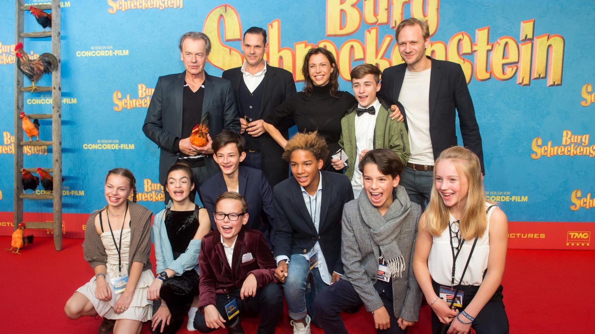 Regisseur Ralf Huettner (hinten, l-r) und die Darsteller Alexander Beyer, Jana Pallaske, Maurizio Magno, Matthias Lier, Paula Donath (vorne, l-r), Nina Goceva, Eloi Christ, Caspar Krzysch, Chieloka Nwokolo, Benedict Glöckle und Mina Rueffer Regisseur Ralf Huettner (hinten, l-r) und die Darsteller Alexander Beyer, Jana Pallaske, Maurizio Magno, Matthias Lier, Paula Donath (vorne, l-r), Nina Goceva, Eloi Christ, Caspar Krzysch, Chieloka Nwokolo, Benedict Glöckle und Mina Rueffer