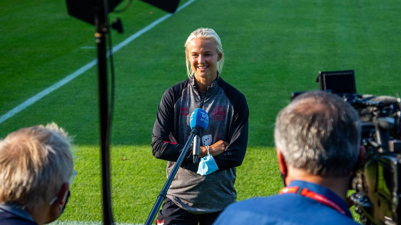Pernille Harder gibt ein Fernsehinterview. Pernille Harder gibt ein Fernsehinterview.