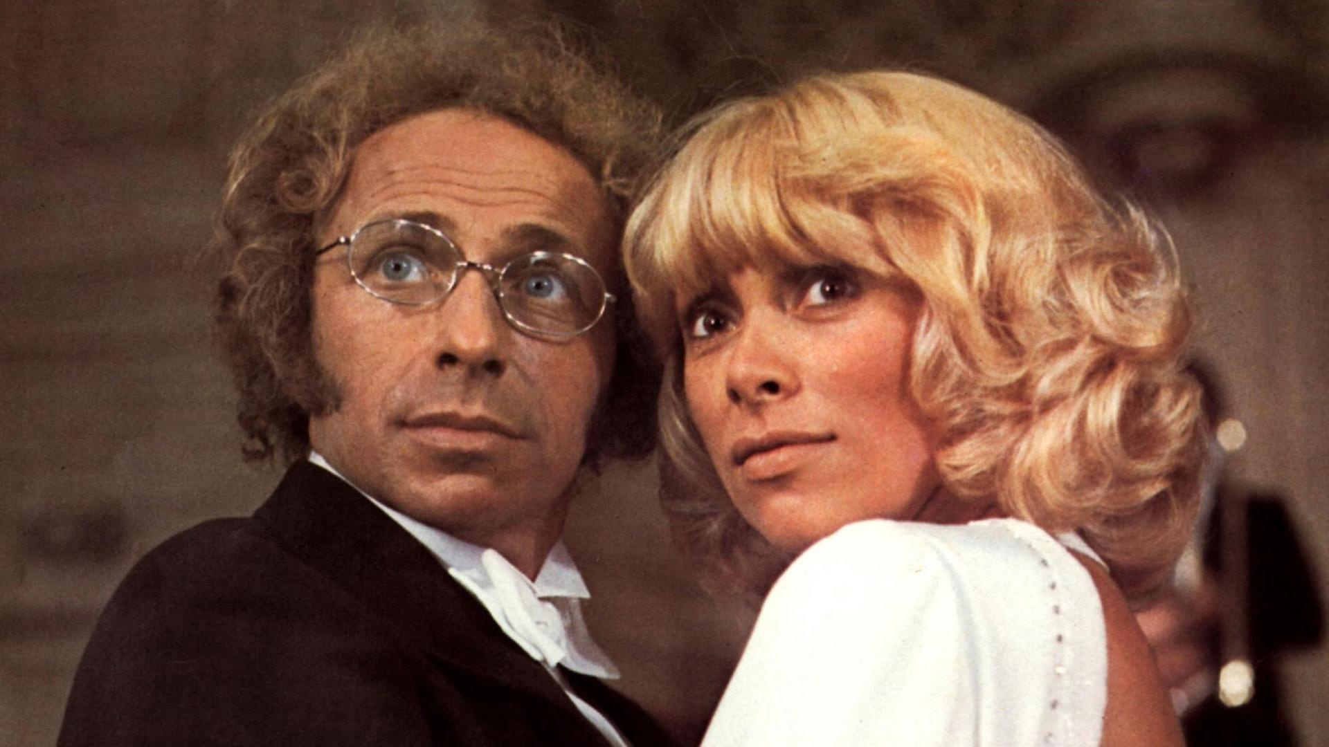 Schauspieler Pierre Richard und Schauspielerin Mireille Darc 1974 in dem Film "Der große Blonde kehrt zurück". Schauspieler Pierre Richard und Schauspielerin Mireille Darc 1974 in dem Film "Der große Blonde kehrt zurück".