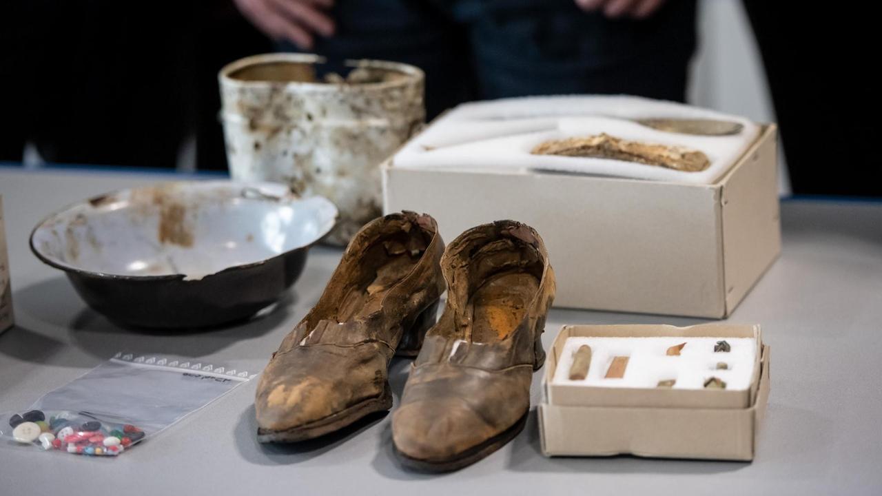 Schuhe, Besteck, Münzen, Kleidungsteile von Opfern, aber auch Munition und Täter-Werkzeuge: Mehr als 70 Jahre nach barbarischen NS-Verbrechen im Sauerland haben Experten nach umfangreichen Ausgrabungen neue Erkenntnisse über drei Massenexekutionen gegen Kriegsende gewonnen. Schuhe, Besteck, Münzen, Kleidungsteile von Opfern, aber auch Munition und Täter-Werkzeuge: Mehr als 70 Jahre nach barbarischen NS-Verbrechen im Sauerland haben Experten nach umfangreichen Ausgrabungen neue Erkenntnisse über drei Massenexekutionen gegen Kriegsende gewonnen.