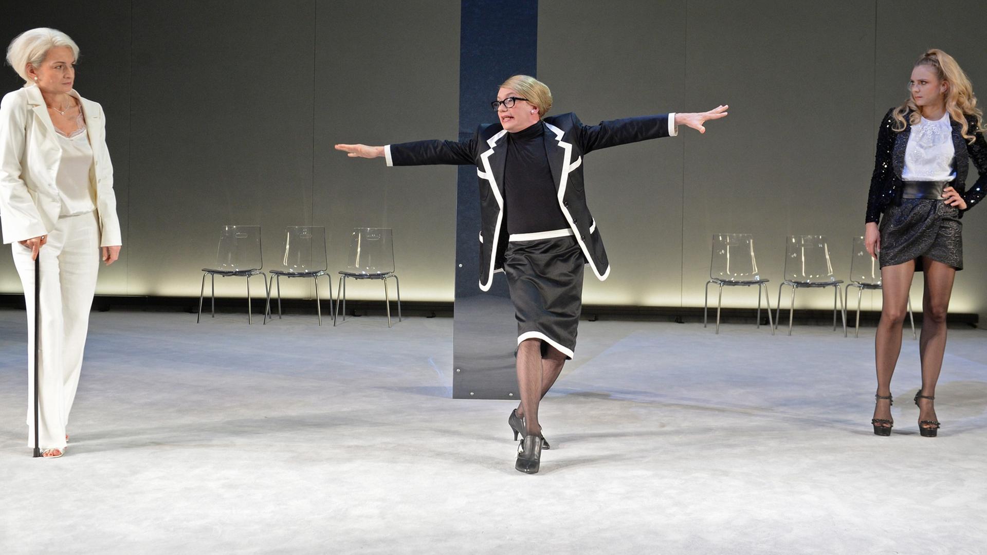Eine Szene aus einer Probe des Theaterstücks "Herrinnen" am Nationaltheater in Mannheim Eine Szene aus einer Probe des Theaterstücks "Herrinnen" am Nationaltheater in Mannheim