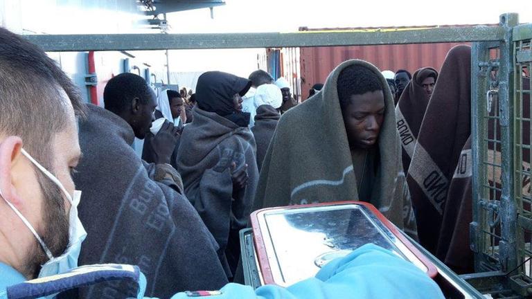 Flüchtlinge auf einem Schiff im Mittelmeer. Flüchtlinge auf einem Schiff im Mittelmeer.