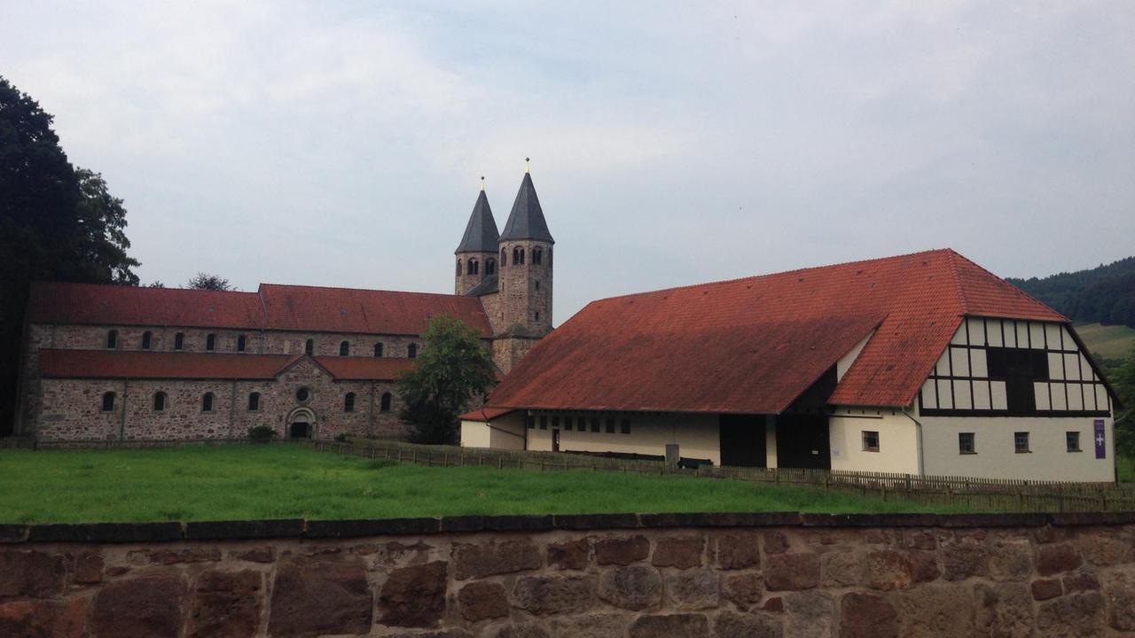 Das ehemalige Benediktinerkloster Bursfelde: Die Scheune (vorne) diente früher als Schweinestall und heute als Pilgerherberge.