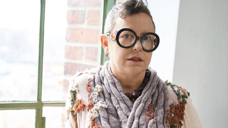 Porträt der Modedesignerin Martina Glomb. Sie trägt eine modische Brille und einen Kurzhaarschnitt. Porträt der Modedesignerin Martina Glomb. Sie trägt eine modische Brille und einen Kurzhaarschnitt.