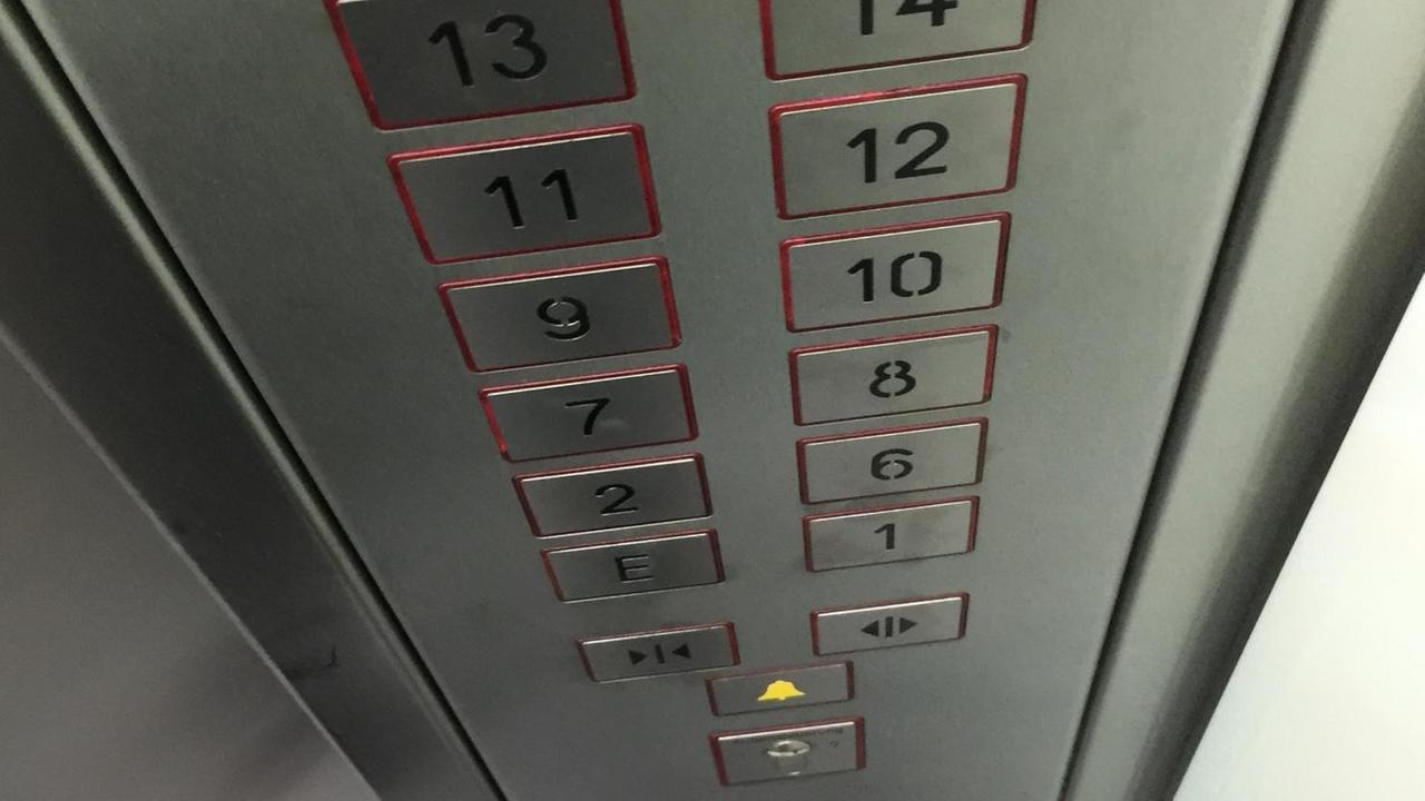Aufzugdisplay im Hochhaus Aufzugdisplay im Hochhaus