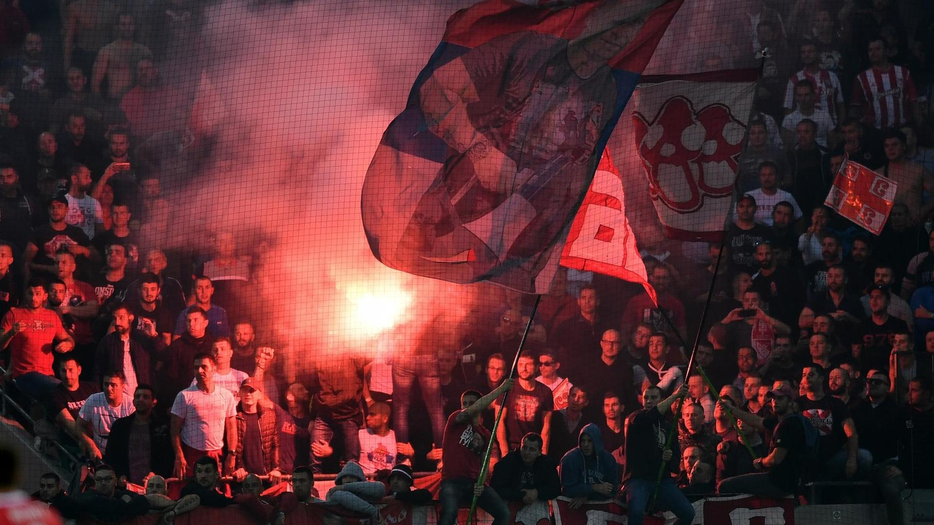 Fans von Roter Stern Belgrad beim Europa-League-Spiel gegen den 1. FC Köln 2017 Fans von Roter Stern Belgrad beim Europa-League-Spiel gegen den 1. FC Köln 2017