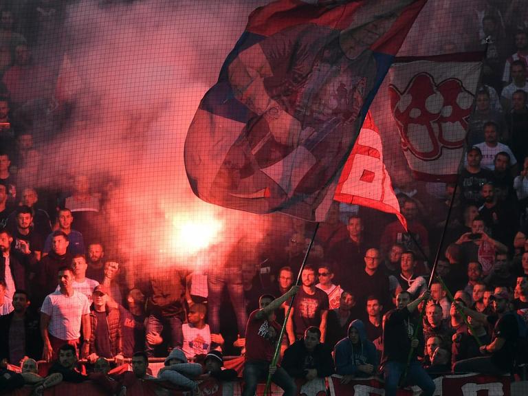 Fans von Roter Stern Belgrad beim Europa-League-Spiel gegen den 1. FC Köln 2017