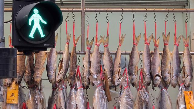 Fischverkauf auf der Straße an einer Ampel in Hongkong