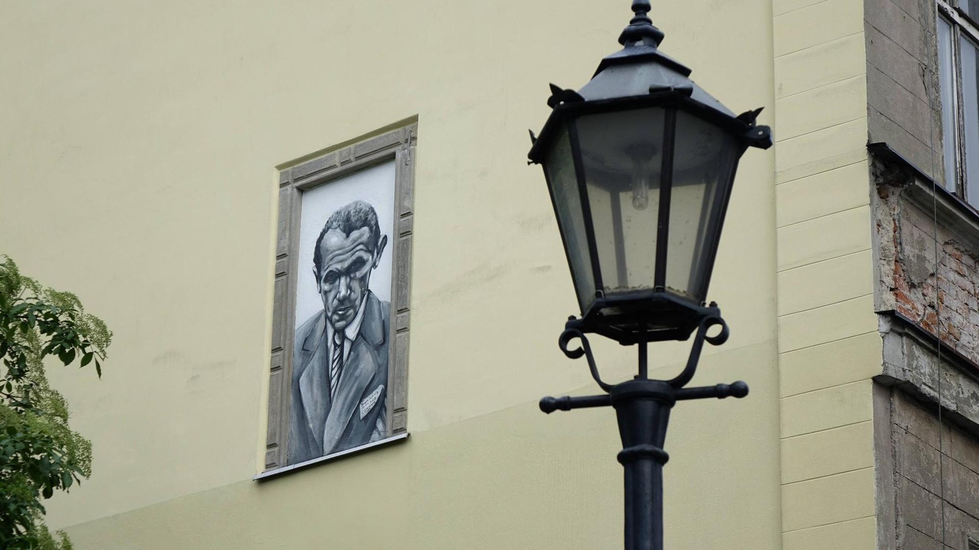 Gemälde, das den Schriftsteller Bruno Schulz, abbildet, an einer Hauswand in Breslau.