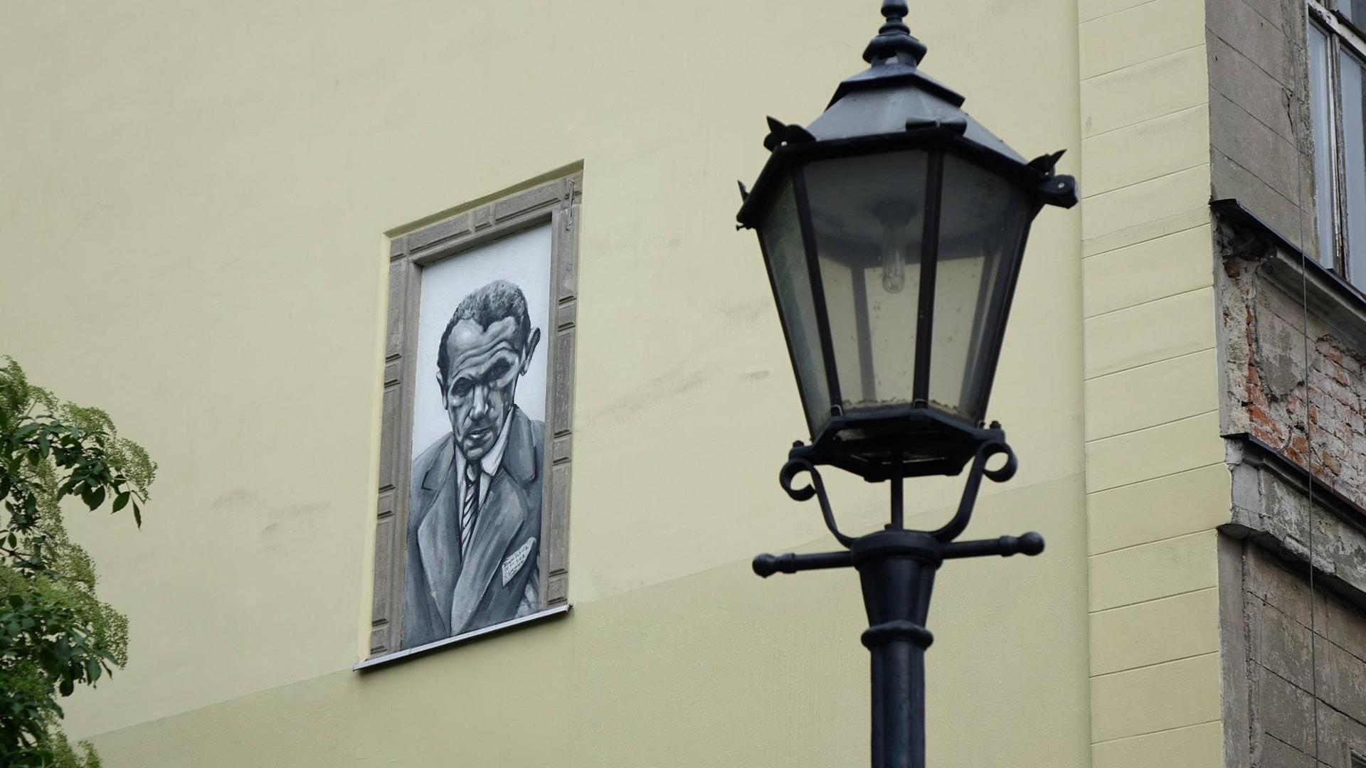 Gemälde, das den Schriftsteller Bruno Schulz, abbildet, an einer Hauswand in Breslau. Gemälde, das den Schriftsteller Bruno Schulz, abbildet, an einer Hauswand in Breslau.