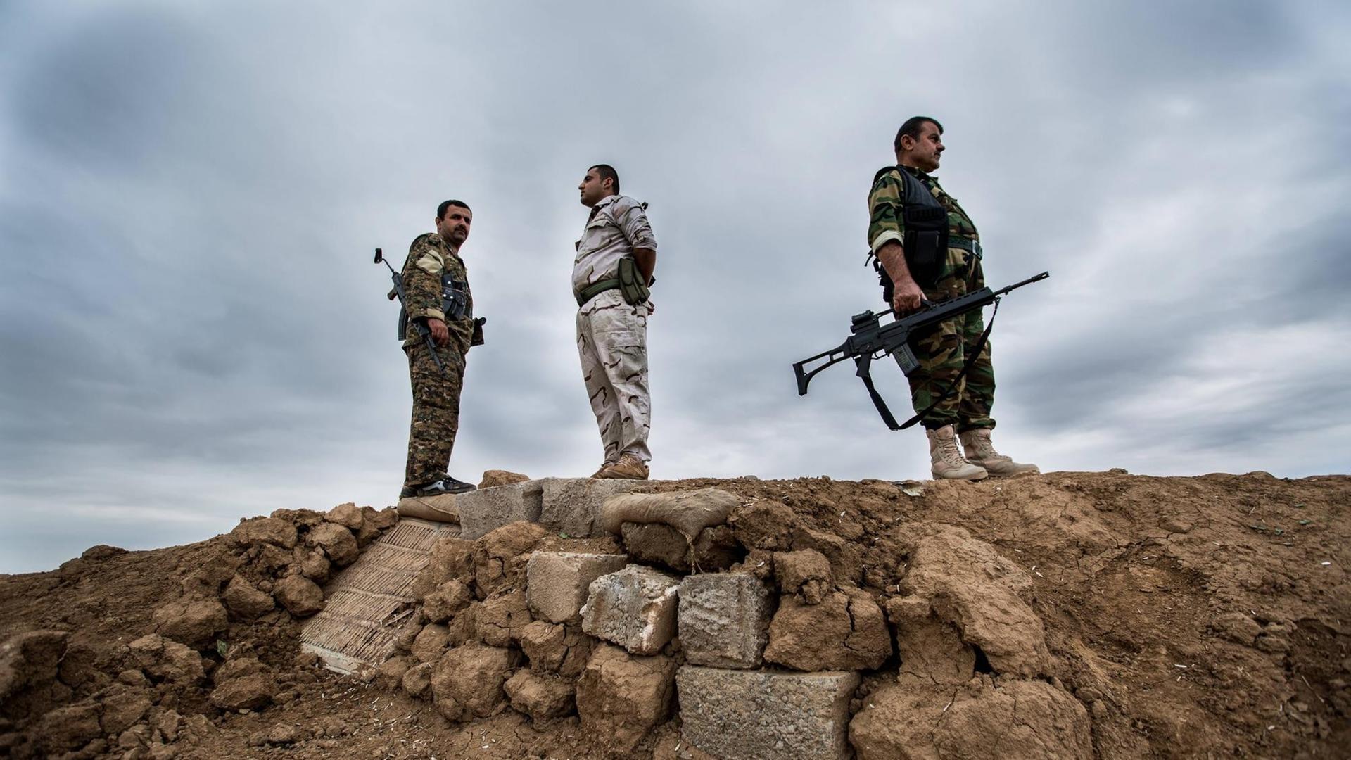 Peschmerga-Kämpfer halten nahe Kirkuk im Nordirak die Stellung. Peschmerga-Kämpfer halten nahe Kirkuk im Nordirak die Stellung.