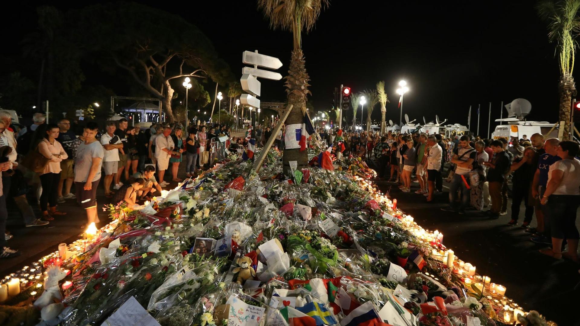 Trauer in Nizza nach dem Anschlag am französischen Nationalfeiertag. Trauer in Nizza nach dem Anschlag am französischen Nationalfeiertag.