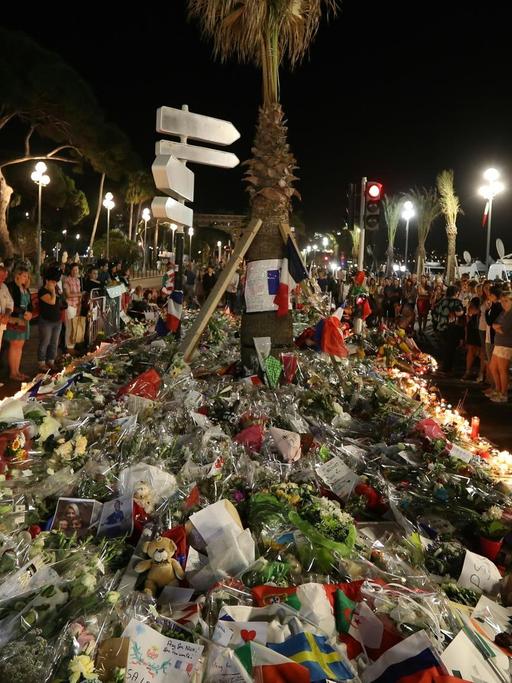 Trauer in Nizza nach dem Anschlag am französischen Nationalfeiertag.