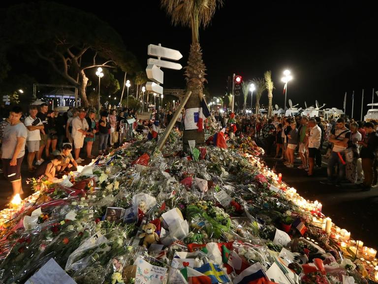 Trauer in Nizza nach dem Anschlag am französischen Nationalfeiertag.