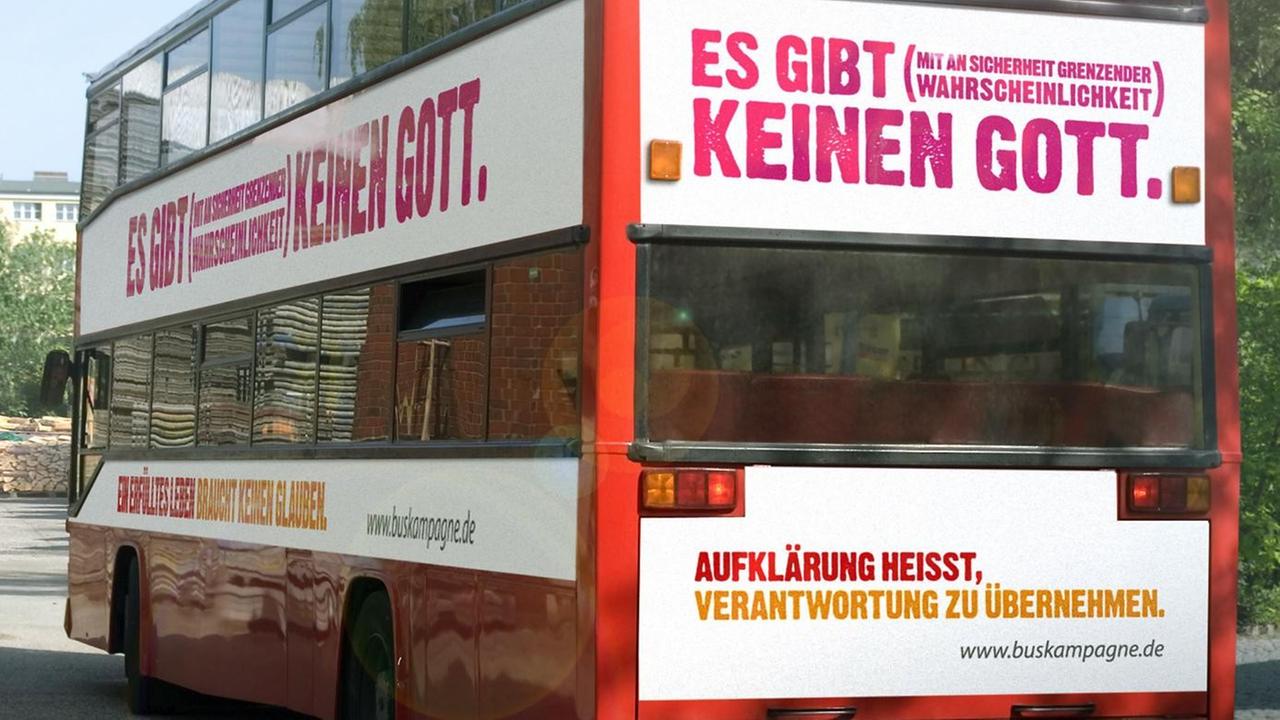 Ein Bus mit der Aufschrift "Es gibt (mit an Sicherheit grenzender Wahrscheinlichkeit) keinen Gott." Die Kampagne von Atheisten startete 2008 in Großbritannien und fand auch in Deutschland Unterstützer. Ein Bus mit der Aufschrift "Es gibt (mit an Sicherheit grenzender Wahrscheinlichkeit) keinen Gott." Die Kampagne von Atheisten startete 2008 in Großbritannien und fand auch in Deutschland Unterstützer.