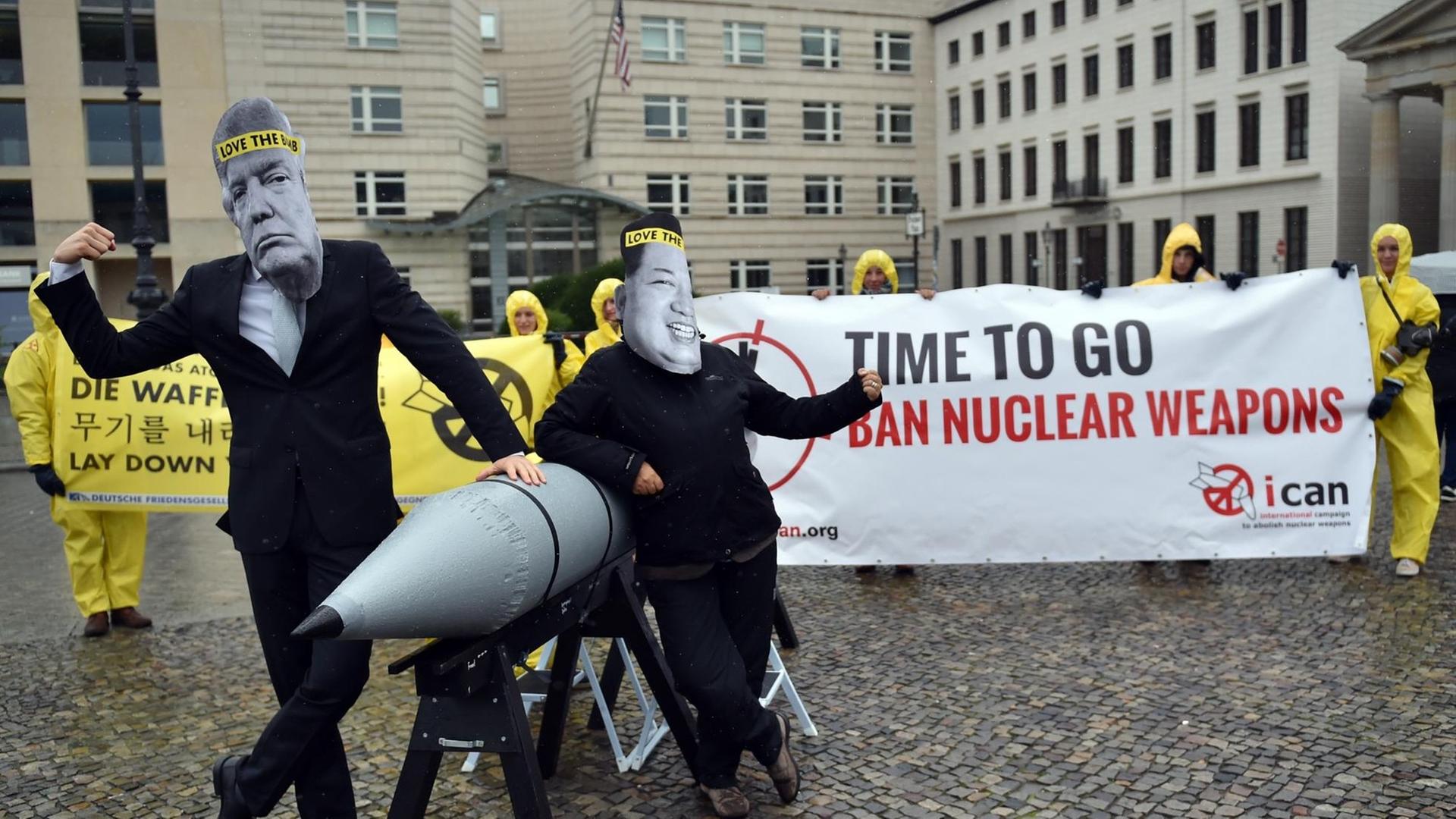 Aktivisten der Internationalen Kampagne zur Abschaffung von Atomwaffen (ICAN) protestieren vor der amerikanischen Botschaft in Berlin mit Masken des nordkoreanischen Machthabers Jong-un (r) und des US-Präsidenten Trump gegen den Konflikt zwischen Nordkorea und den USA. Aktivisten der Internationalen Kampagne zur Abschaffung von Atomwaffen (ICAN) protestieren vor der amerikanischen Botschaft in Berlin mit Masken des nordkoreanischen Machthabers Jong-un (r) und des US-Präsidenten Trump gegen den Konflikt zwischen Nordkorea und den USA.