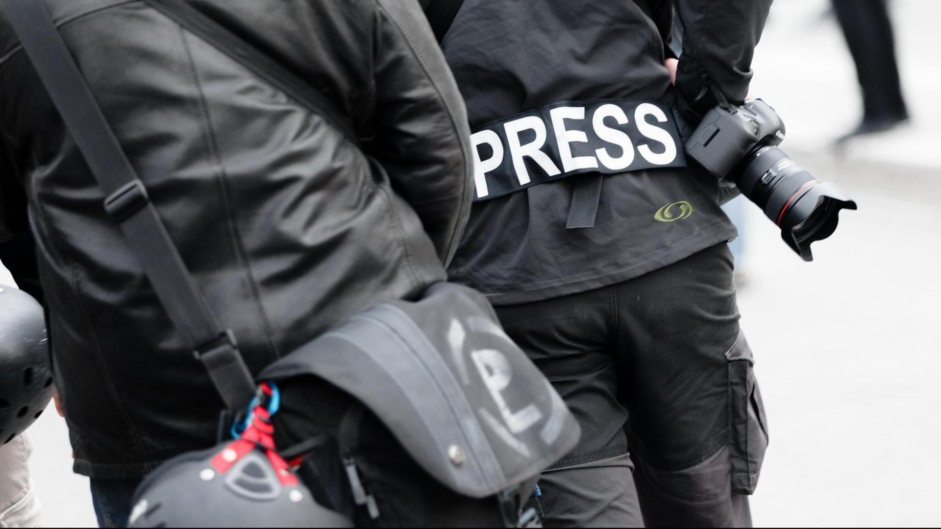Ein Fotoreporter trägt am 01.05.2017 in Hamburg auf einer Demonstration einen Aufnäher mit dem Text «PRESS» auf seiner Jacke, um sich gegenüber Polizei und Demonstranten als Journalist zu kennzeichnen.
